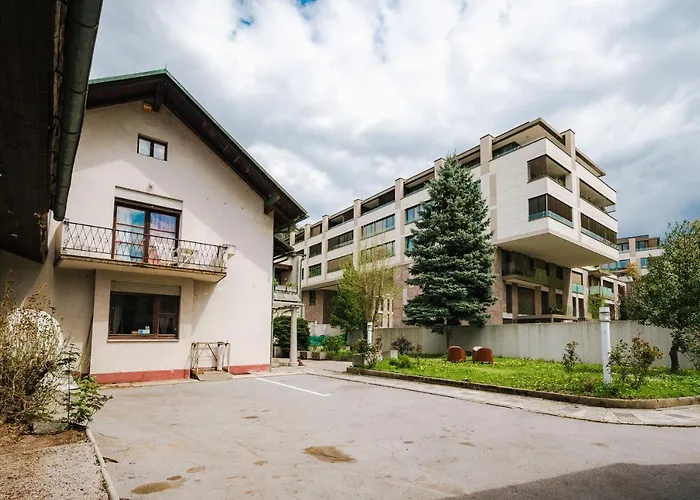 Vikendica Pi House *