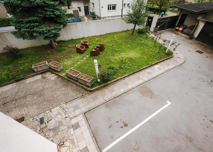 Vikendica Pi House *